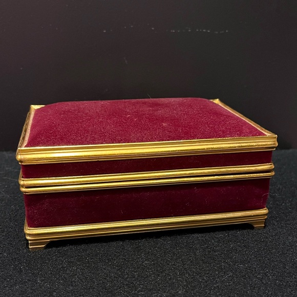 Vintage Red Velvet Musical Jewelry Box with Gold Trim - Picture 14 of 15